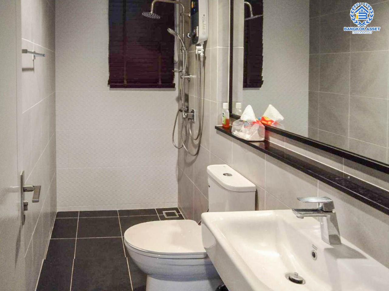 บ้านมือสอง ม.เวนิว พระราม9 หลังมุม เนื้อที่ 51.4 ตร.ว. ฟังก์ชัน 3 ห้องนอน 3 ห้องน้ำ จอดรถได้ 2 คัน บนทำเลเชื่อมต่อหลายเส้นทาง ถ.ศรีนครินทร์, ถ.กรุงเทพกรีฑา, ถ.ร่มเกล้า, ถ.รามคำแหง ใกล้ทางด่วน "ทับช้าง มอเตอร์เวย์" และ ทางด่วน ศรีรัช และแฟชั่นไอส์แลนด์...